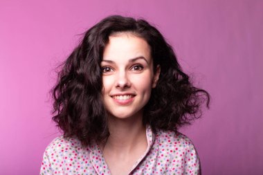 Pijamalı güzel kıvırcık kız pembe arka plan