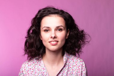 Pijamalı güzel kıvırcık kız pembe arka plan