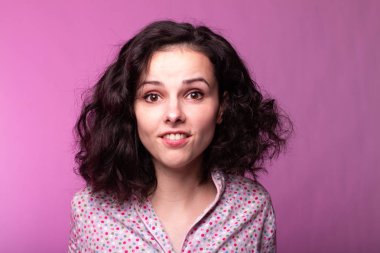 Pijamalı güzel kıvırcık kız pembe arka plan