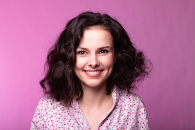 Pijamalı güzel kıvırcık kız pembe arka plan