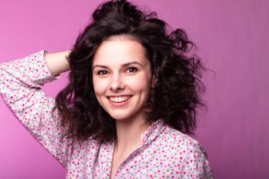 Pijamalı güzel kıvırcık kız pembe arka plan