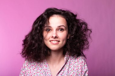 Pijamalı güzel kıvırcık kız pembe arka plan