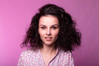 Pijamalı güzel kıvırcık kız pembe arka plan