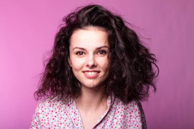 Pijamalı güzel kıvırcık kız pembe arka plan