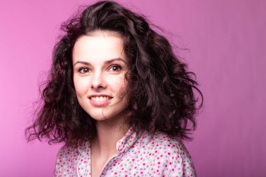 Pijamalı güzel kıvırcık kız pembe arka plan