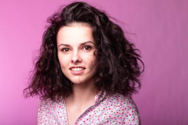 Pijamalı güzel kıvırcık kız pembe arka plan