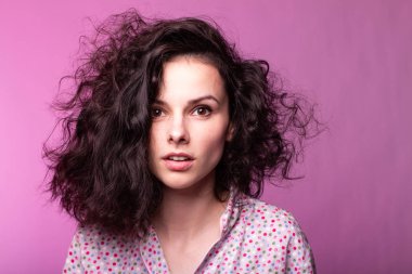 Pijamalı güzel kıvırcık kız pembe arka plan