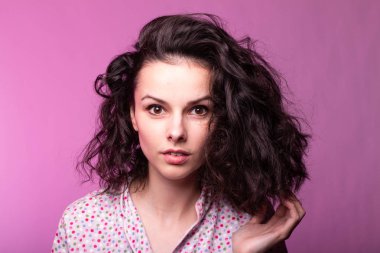 Pijamalı güzel kıvırcık kız pembe arka plan