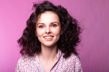 Pijamalı güzel kıvırcık kız pembe arka plan