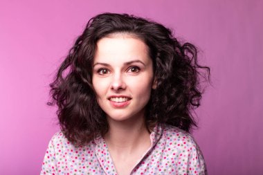 Pijamalı güzel kıvırcık kız pembe arka plan