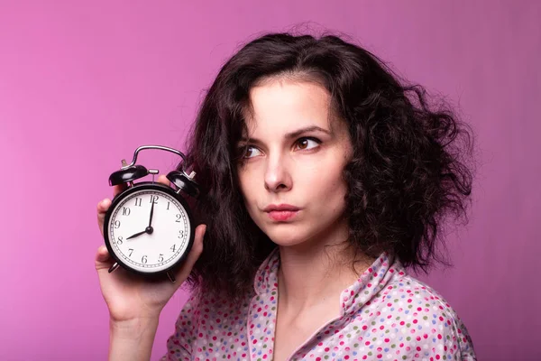 Mooie Krullend Meisje Pyjama Roze Achtergrond — Stockfoto