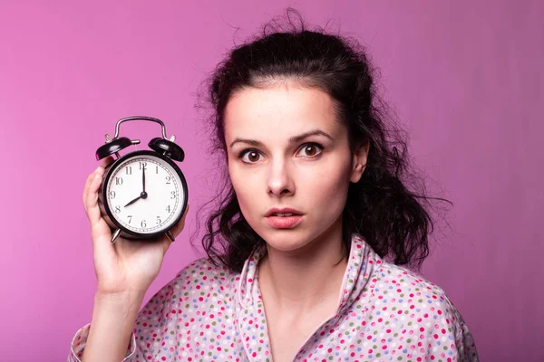 Mooi Krullend Meisje Pyjama Roze Achtergrond — Stockfoto