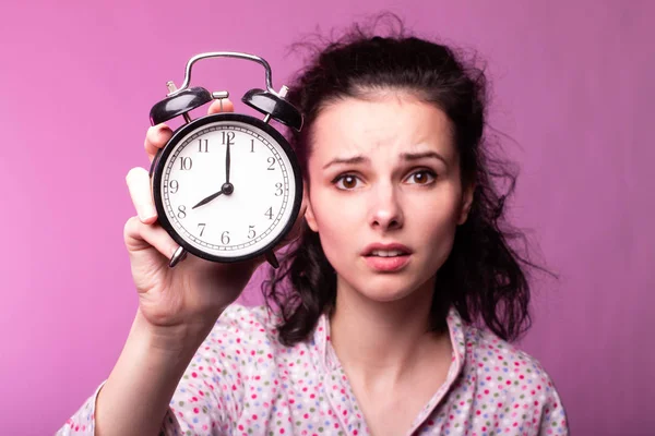 Mooi Krullend Meisje Pyjama Roze Achtergrond — Stockfoto