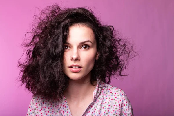 Pijamalı güzel kıvırcık kız pembe arka plan