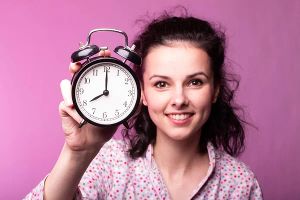 Schöne Lockige Mädchen Pyjama Rosa Hintergrund Stockbild