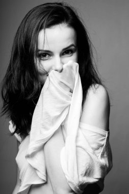 Güzel genç kız, siyah beyaz dikey fotoğraf.