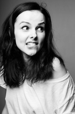 Güzel genç kız, siyah beyaz dikey fotoğraf.