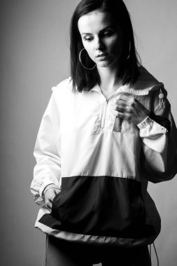 Güzel genç kız, siyah beyaz dikey fotoğraf.