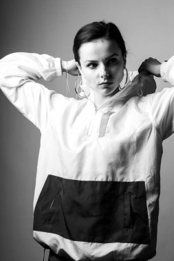 Güzel genç kız, siyah beyaz dikey fotoğraf.