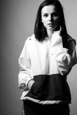 Güzel genç kız, siyah beyaz dikey fotoğraf.