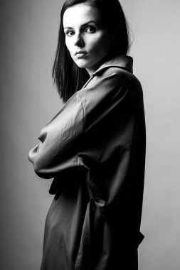 Trençkotlu güzel genç kız, siyah beyaz 