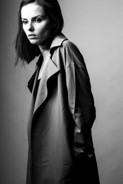 Trençkotlu güzel genç kız, siyah beyaz 