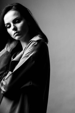 Trençkotlu güzel genç kız, siyah beyaz 