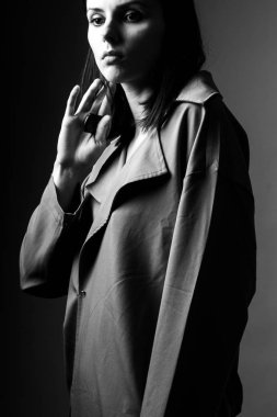 Trençkotlu güzel genç kız, siyah beyaz 