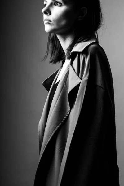 Belle Jeune Fille Trench Coat Noir Blanc — Photo