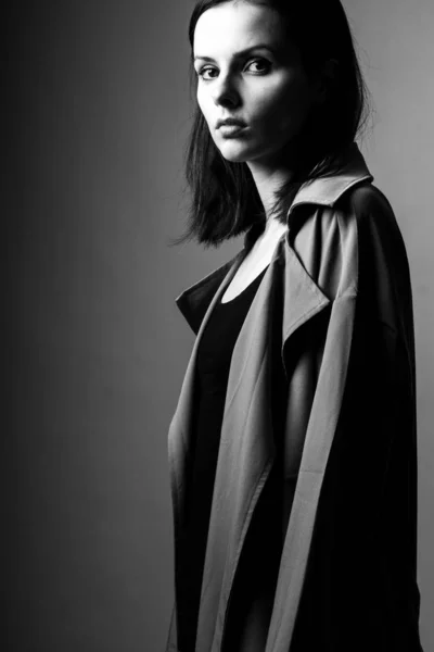 Belle Jeune Fille Trench Coat Noir Blanc — Photo