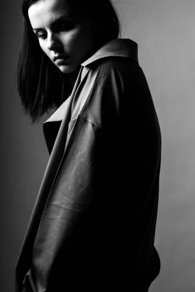 Krásná Mladá Dívka Trenč Kabát Černá Bílá — Stock fotografie