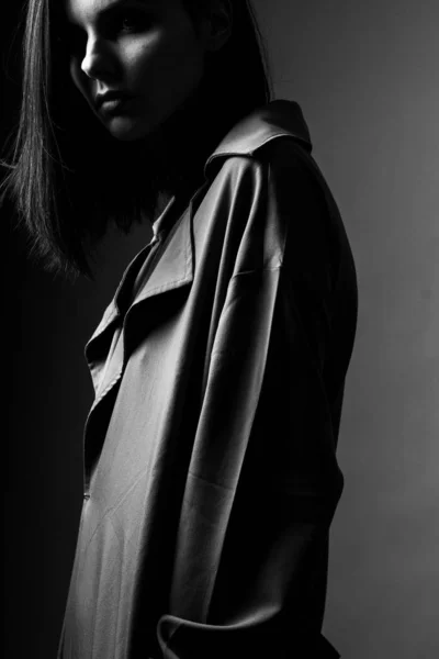 Belle Jeune Fille Trench Coat Noir Blanc — Photo