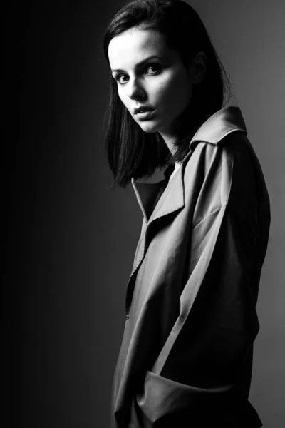 Belle Jeune Fille Trench Coat Noir Blanc — Photo