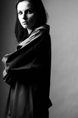 Trençkotlu güzel genç kız, siyah beyaz 