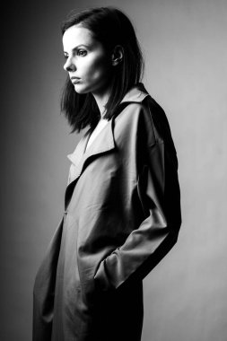 Trençkotlu güzel genç kız