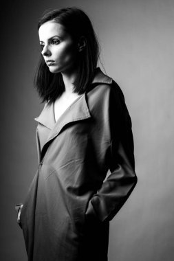 Trençkotlu güzel genç kız