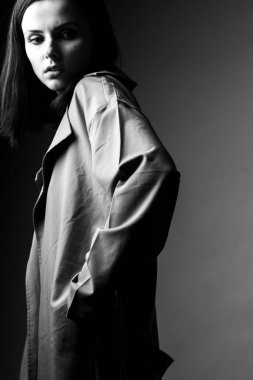 Trençkotlu güzel genç kız