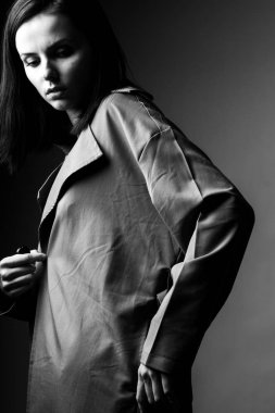 Trençkotlu güzel genç kız