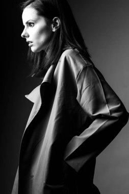 Trençkotlu güzel genç kız