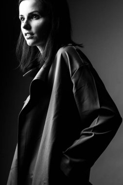 Trençkotlu güzel genç kız