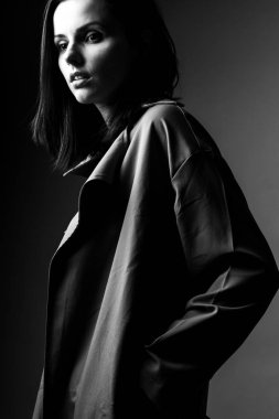 Trençkotlu güzel genç kız