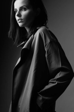 Trençkotlu güzel genç kız