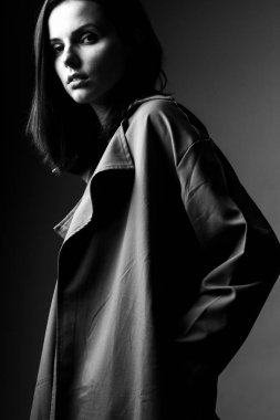 Trençkotlu güzel genç kız