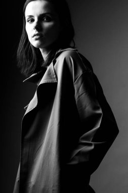 Trençkotlu güzel genç kız