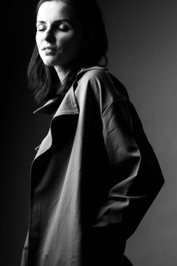 Trençkotlu güzel genç kız