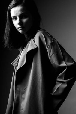 Trençkotlu güzel genç kız