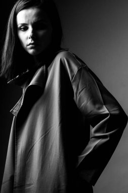 Trençkotlu güzel genç kız