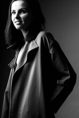 Trençkotlu güzel genç kız