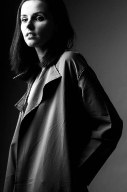 Trençkotlu güzel genç kız