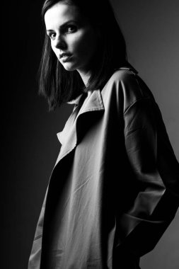 Trençkotlu güzel genç kız